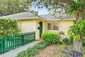 1 Mi to Shore Pet-Friendly Lake Worth Beach Home!
